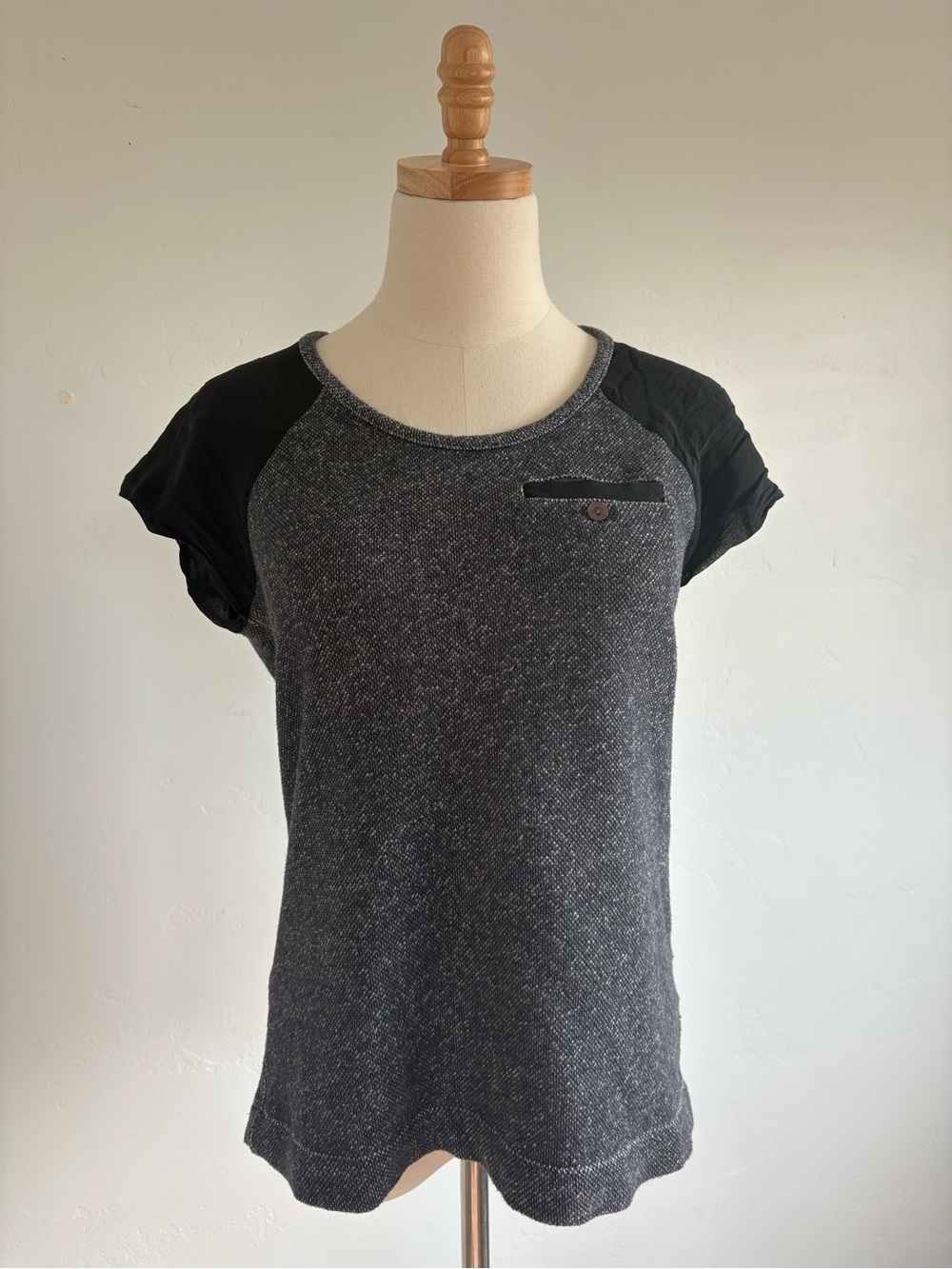 Hi-Line Womens Short Sleeve Knit Top in Charcoal and Black